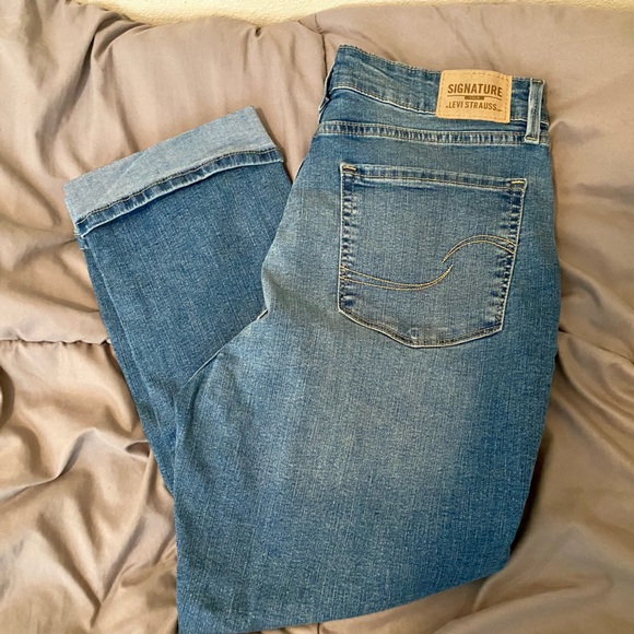 Levi Strauss Signature Denim Capris - Picture 9 of 9
